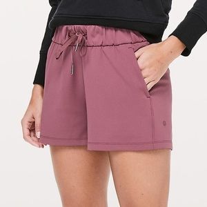Lululemon ON THE FLY WOVEN SHORT 2.5” misty merlot